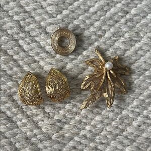Vintage gold tone jewelry bundle - 2 brooches, earrings